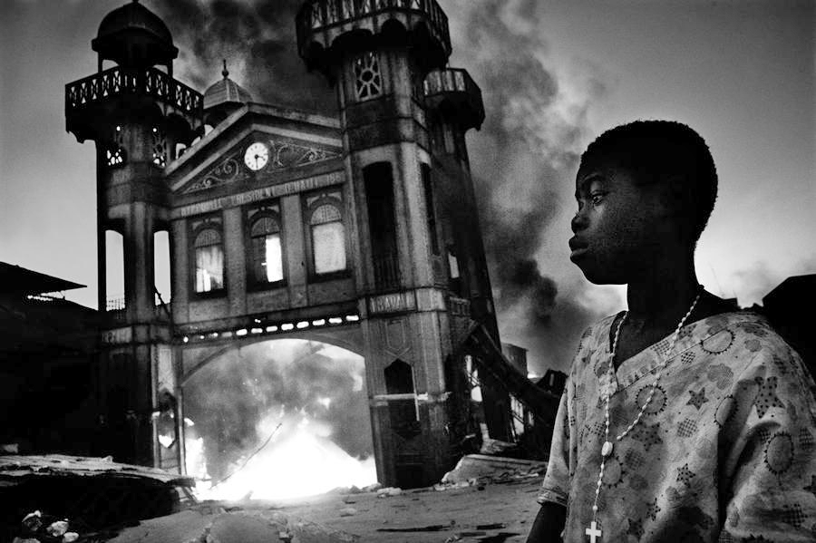 Ricardo Venturi (Italia, W.P.F., 1er lugar, categoría: Foto única de noticias) / Antiguo Mercado del hierro, en Puerto Príncipe, Haití, en pleno incendio en 2010.