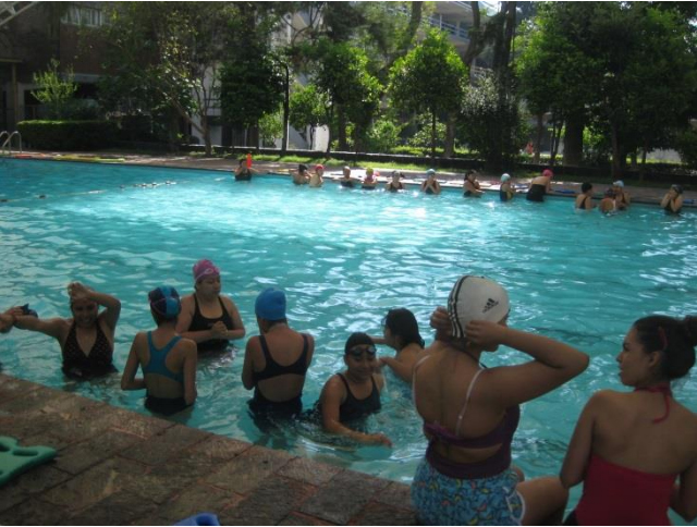 En la clase de natación